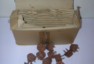 Scatola 1940-50 con tacchetti di cuoio per scarpe da calcio